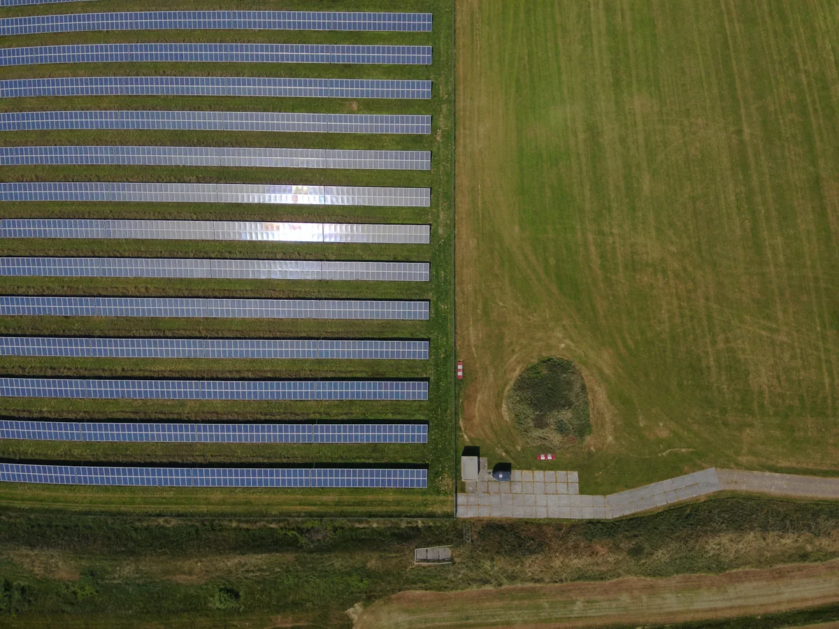 Drone inspectie van zonnepanelen en zonne-energie installaties, professionele inspectie van zonne-energie infrastructuur