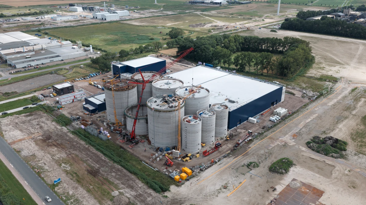 Drone inspectie van industriële installaties, fabrieken, opslagtanks en pijpleidingen