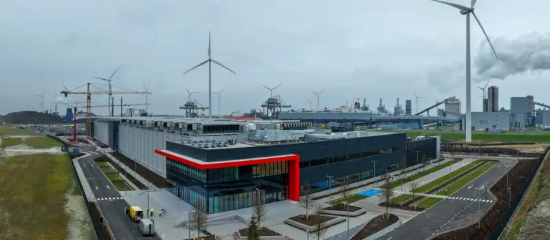 Panorama van een nieuw datacenter met bouwkranen en windturbines