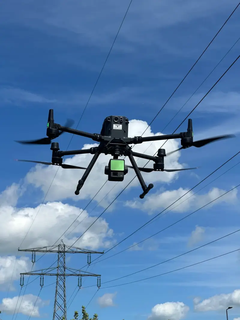 DJI Matrice 350 RTK met Zenmuse L2 van Drone Visual, in de lucht bij hoogspanningskabels