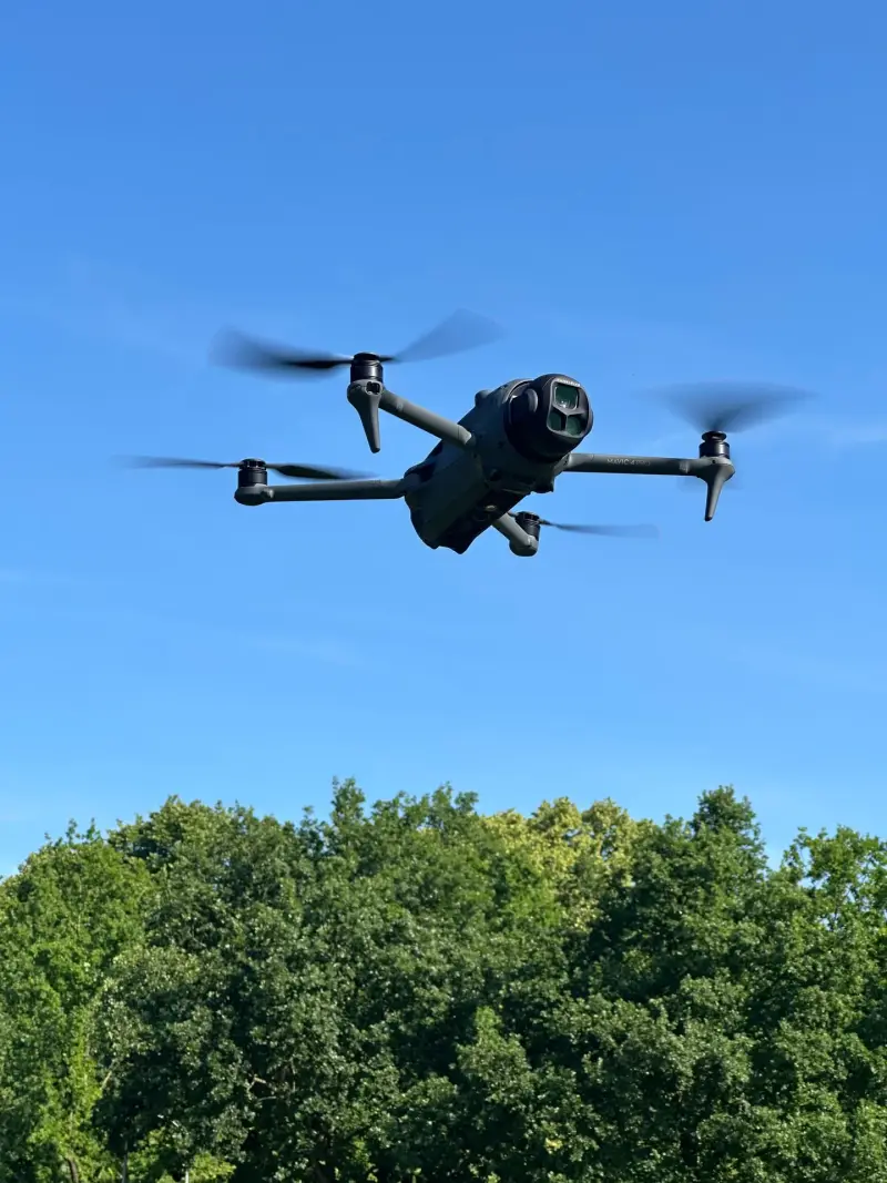 DJI Mavic 4 Pro in de lucht boven boomtoppen