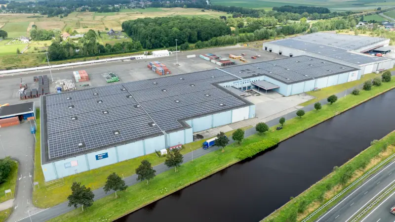 Distributiehal van HUSA Logistics met een dak vol zonnepanelen