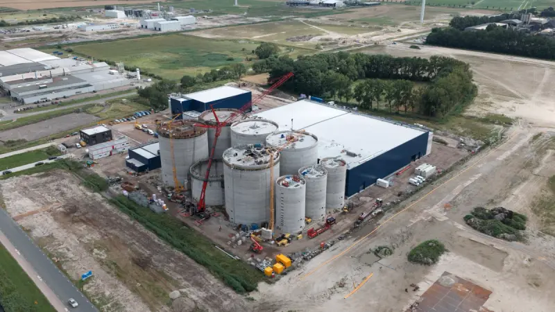 Silo's op een industrieterrein, vanuit de lucht gefotografeerd