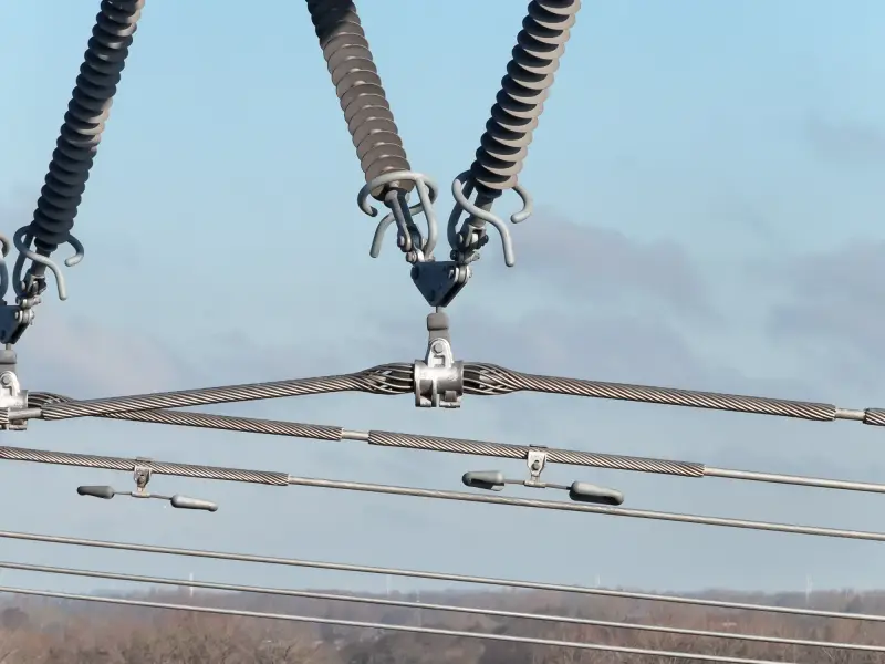 Close-up van isolatoren aan een hoogspanningsmast, gefotografeerd met een drone