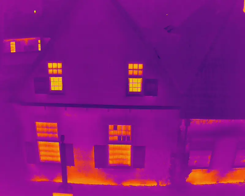 Warmtebeeld van dak en gevel van een woonhuis, gemaakt met een drone