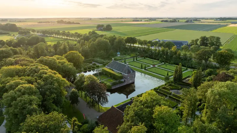 Landgoed met gracht en symmetrische tuin, met akkerland erachter