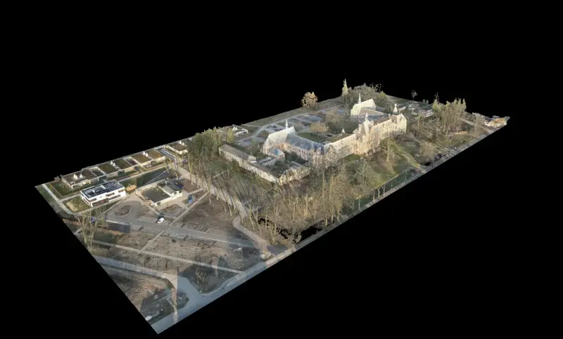 3D-model van een terrein met historische gebouwen en bomen, opgebouwd uit dronefoto's