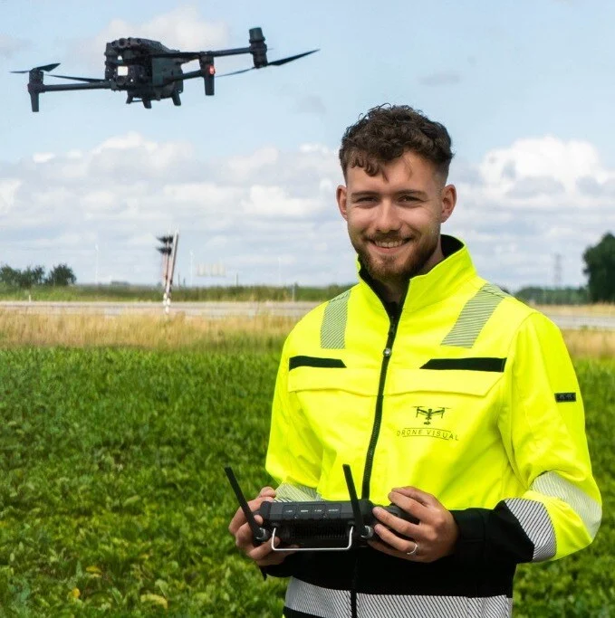 Joris Binnema, oprichter Drone Visual, met professionele drone, drone pilot Noord-Nederland